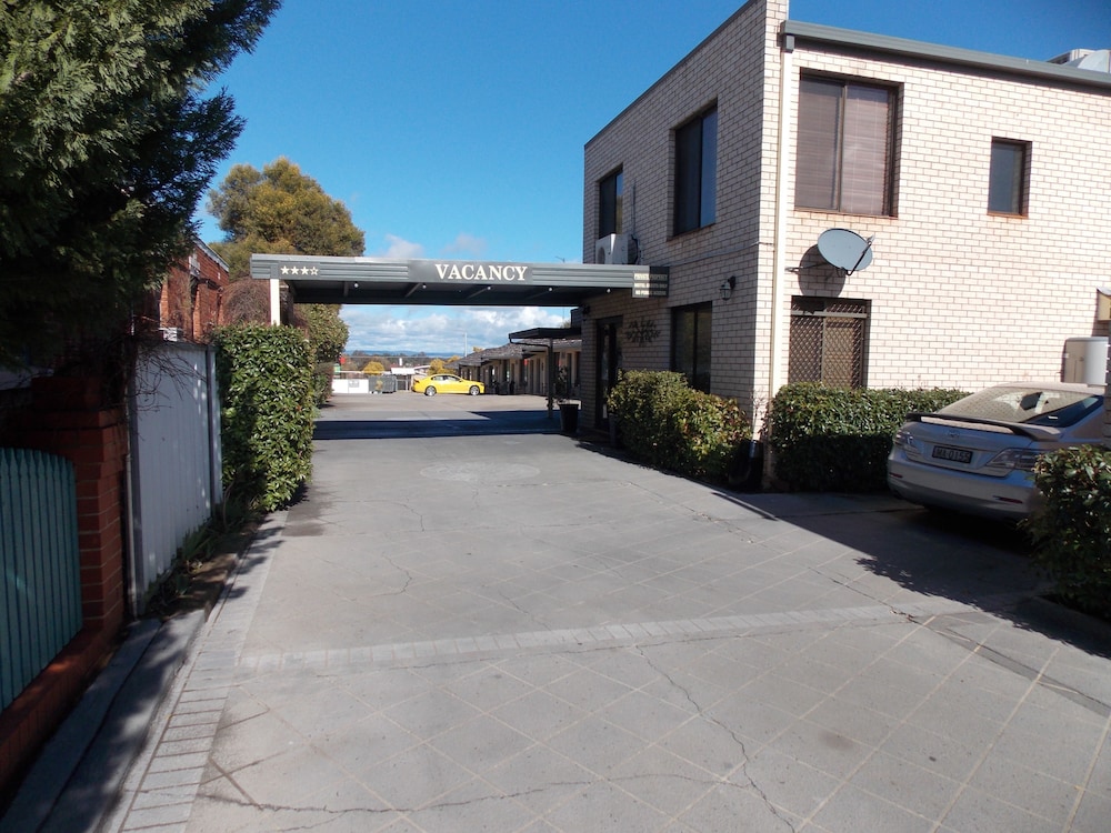 COWRA CREST MOTEL 39/50