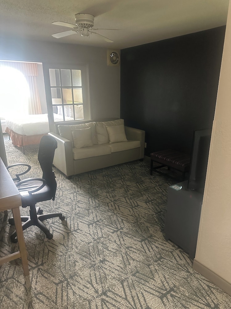 Country Inn & Suites by Radisson, Bloomington-Normal West, IL 42/56