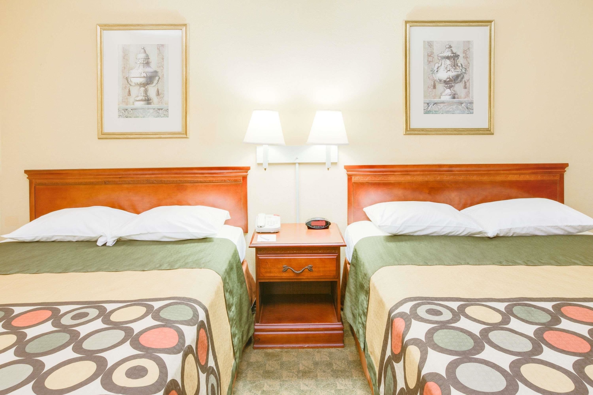 STANDARD, 2 QUEEN BEDS