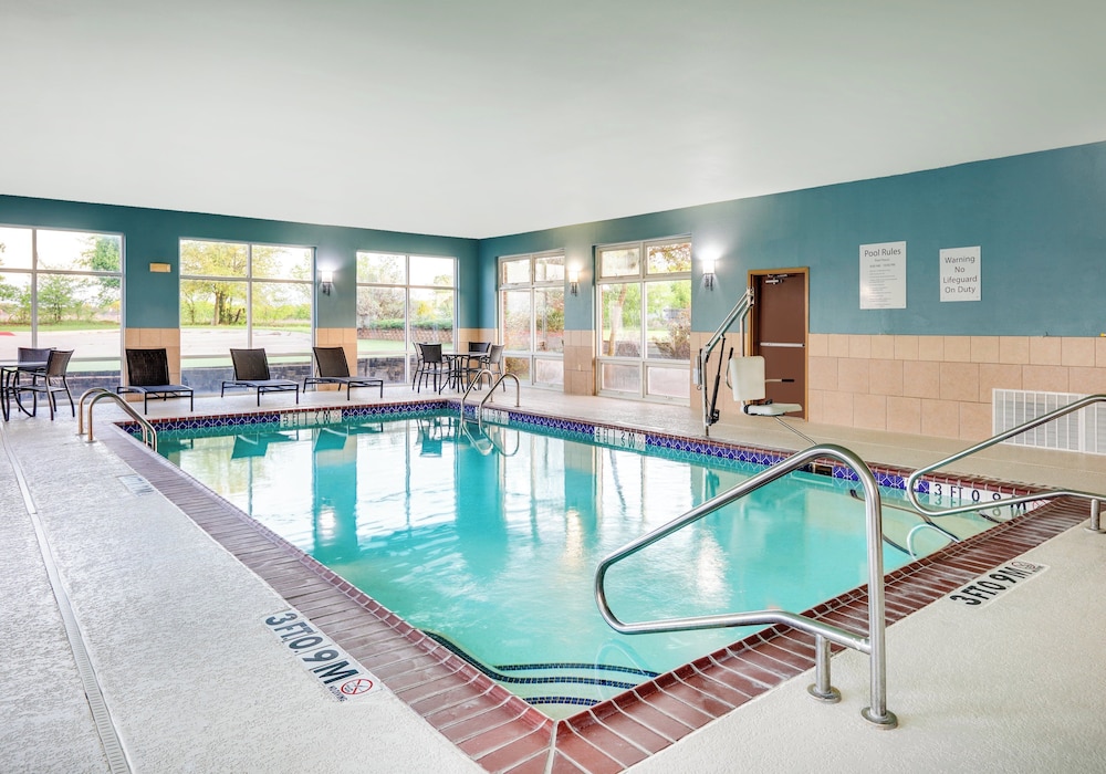 Holiday Inn Express Hotel Suites Cleburne 39/76