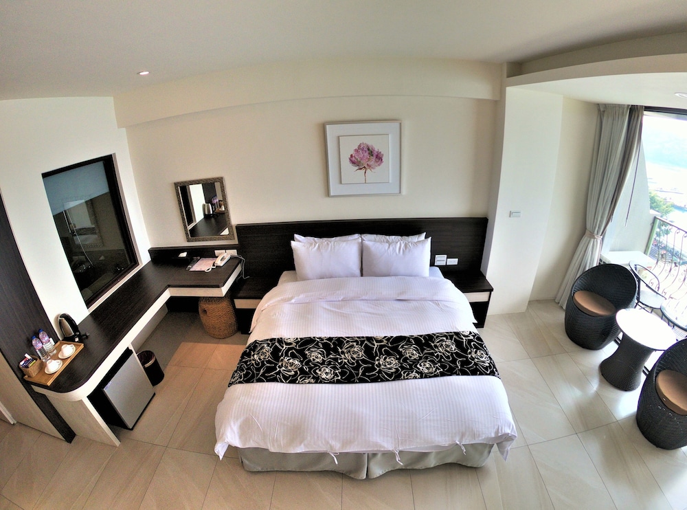 Ming Yue Hu Hotel 7/24
