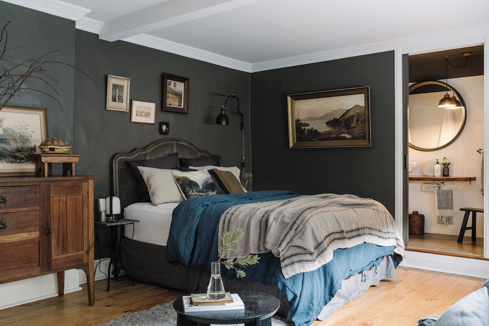 Deluxe, Queen Bed, Mountain View, Courtyard Area