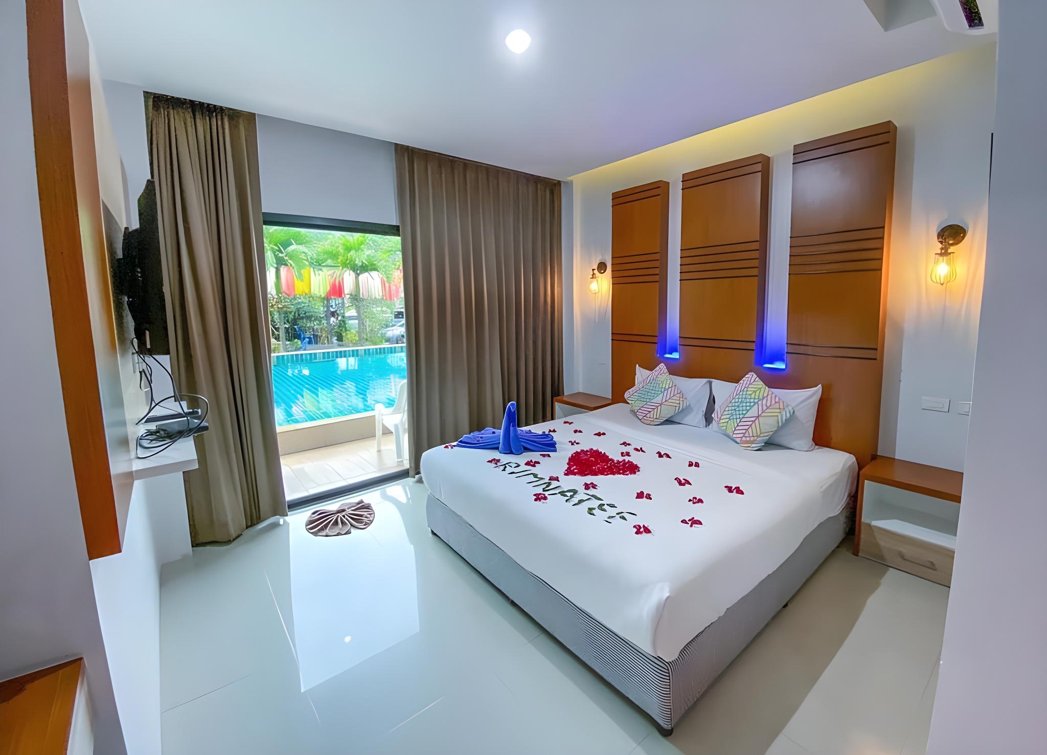 Deluxe, King Bed, Pool Access