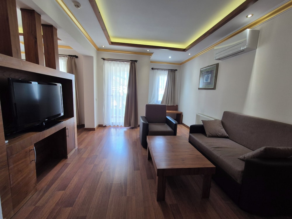 Dinara Hotel 53/66