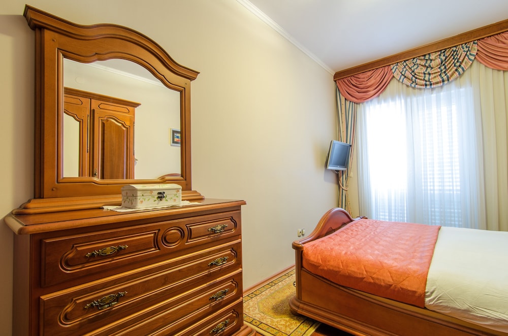 شقة ديلوكس بسريرين كوين بغرفتي نوم مع أريكة بمطبخ، Dubrovnik Hotel 9/10