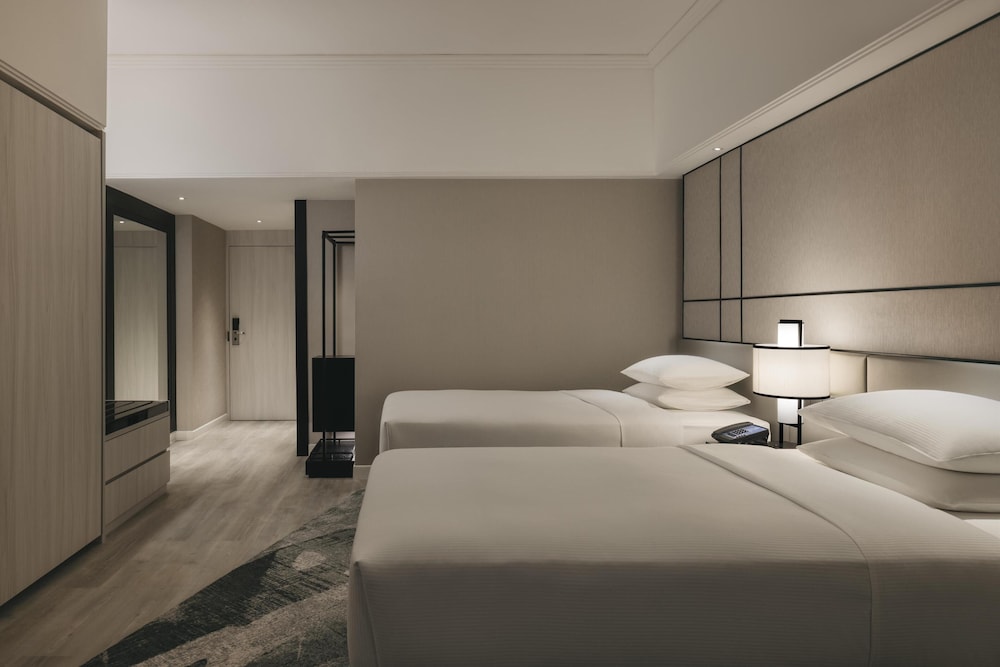 DELUXE, TWIN BEDS, CITY VIEW