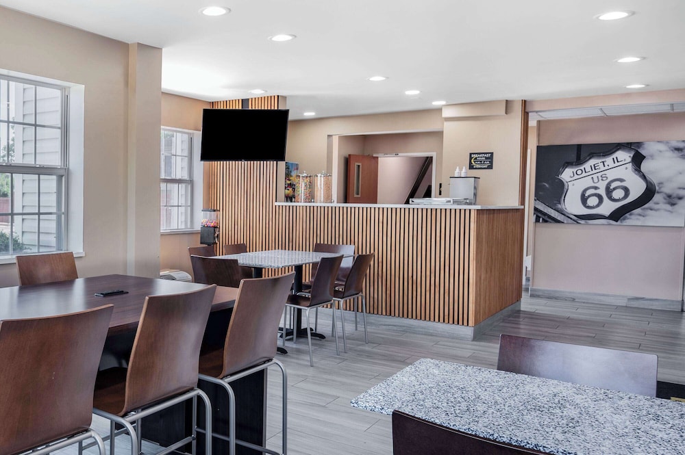 Super 8 by Wyndham Joliet 21/39