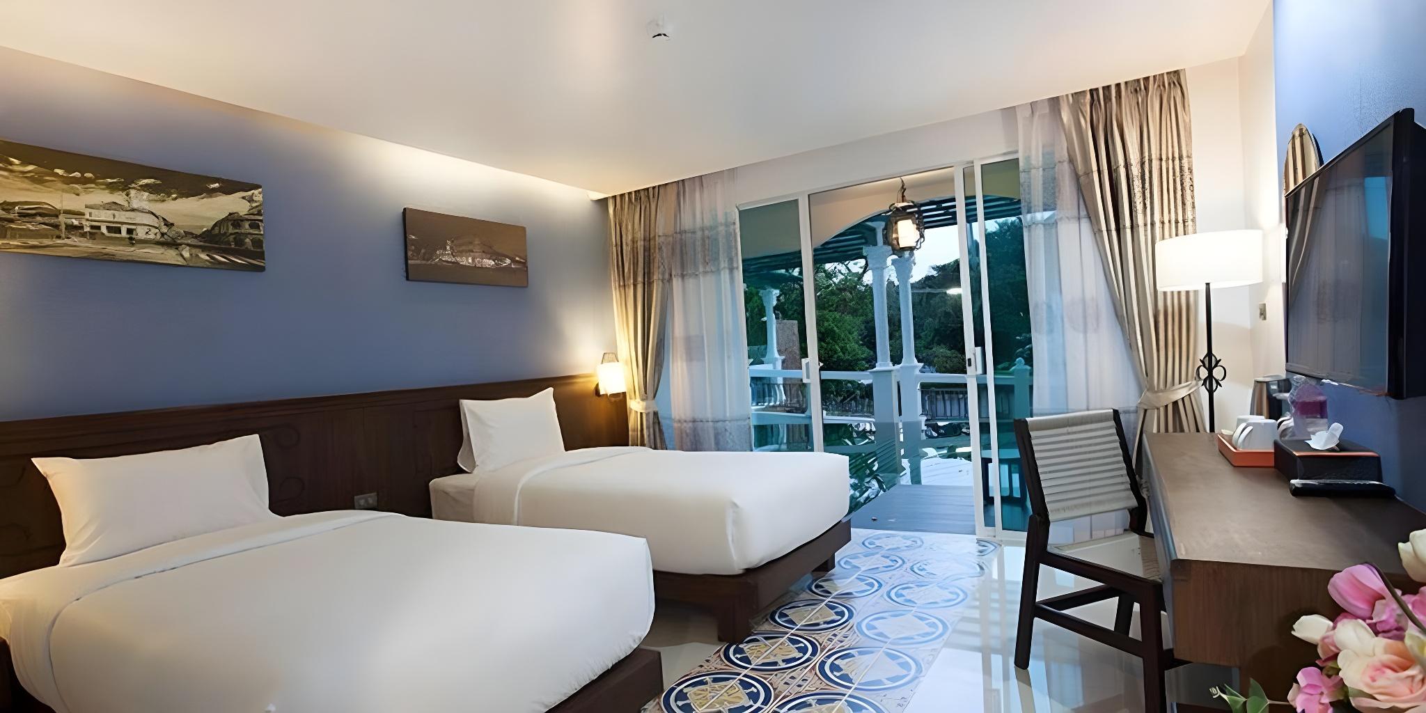 Deluxe, 2 Double Beds, Pool Access
