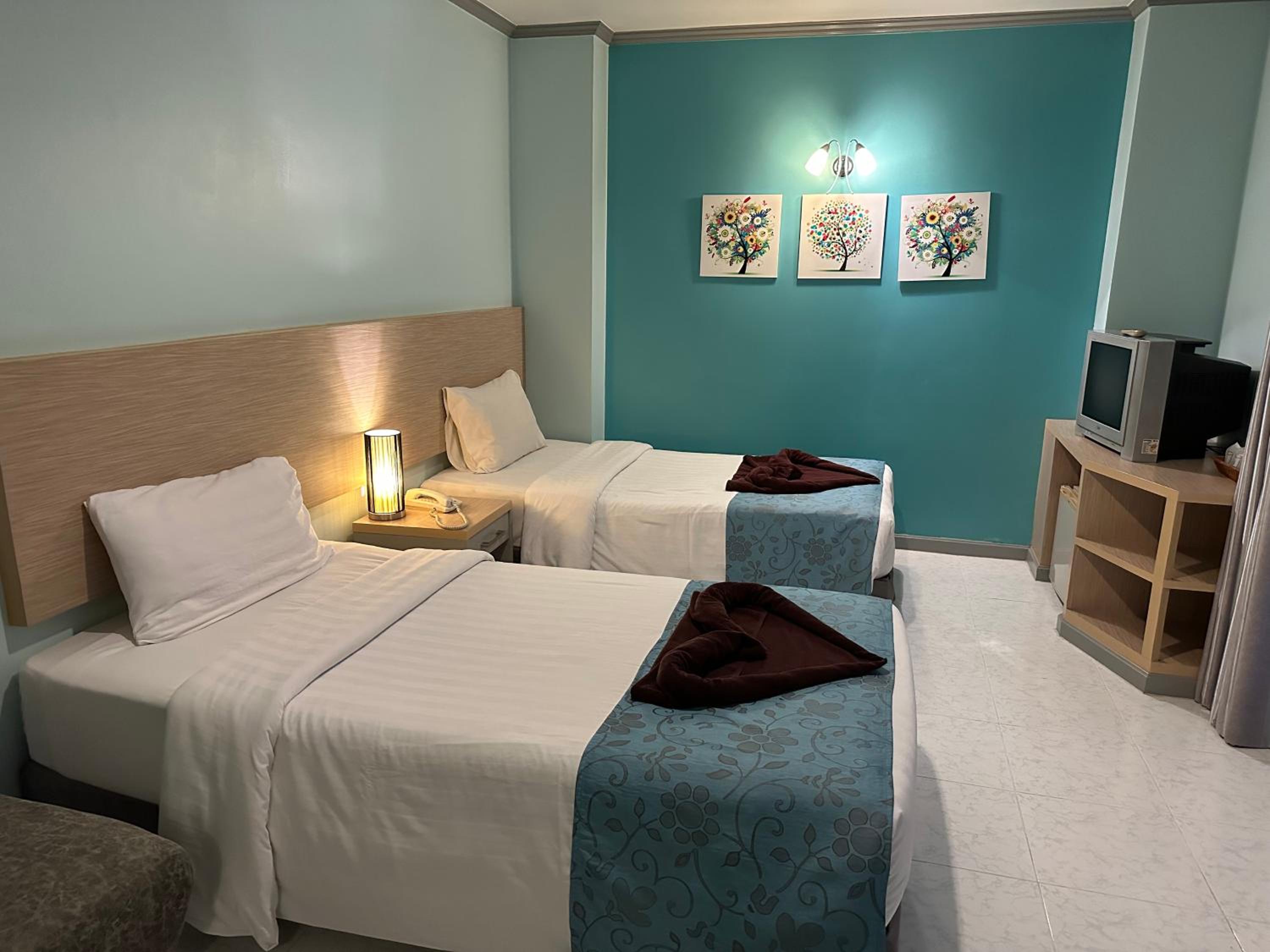 غرفة قياسية بسريرين منفصلين وسرير كينج وسرير فردي، Thipurai City Hotel 3/10