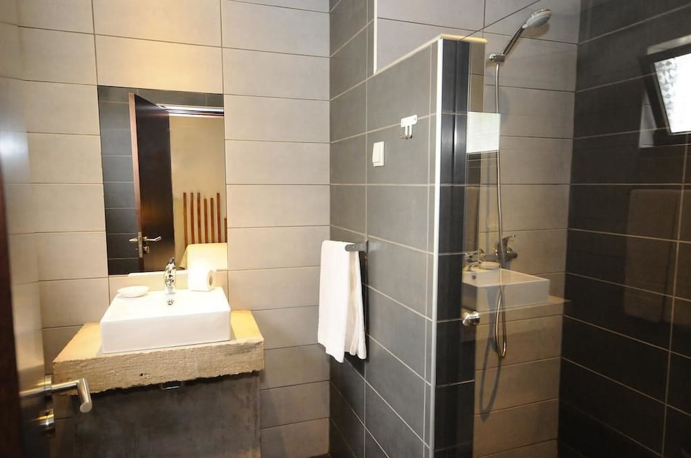 Lost & Found Hostel & Suites 33/35