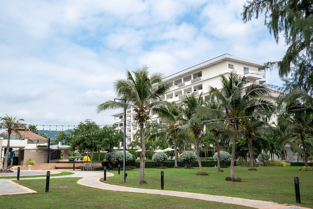 Seapine Beach Golf and Resort Hua Hin 40/50