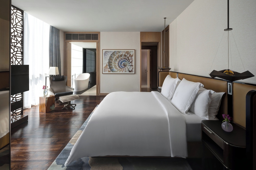 EXECUTIVE, SUITE