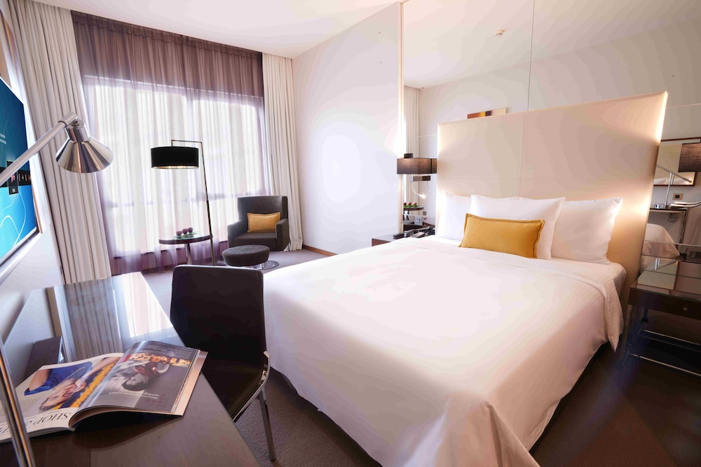 ROOM, QUEEN BED, CITY VIEW