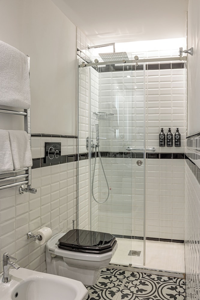 The Independent Suites 48/51