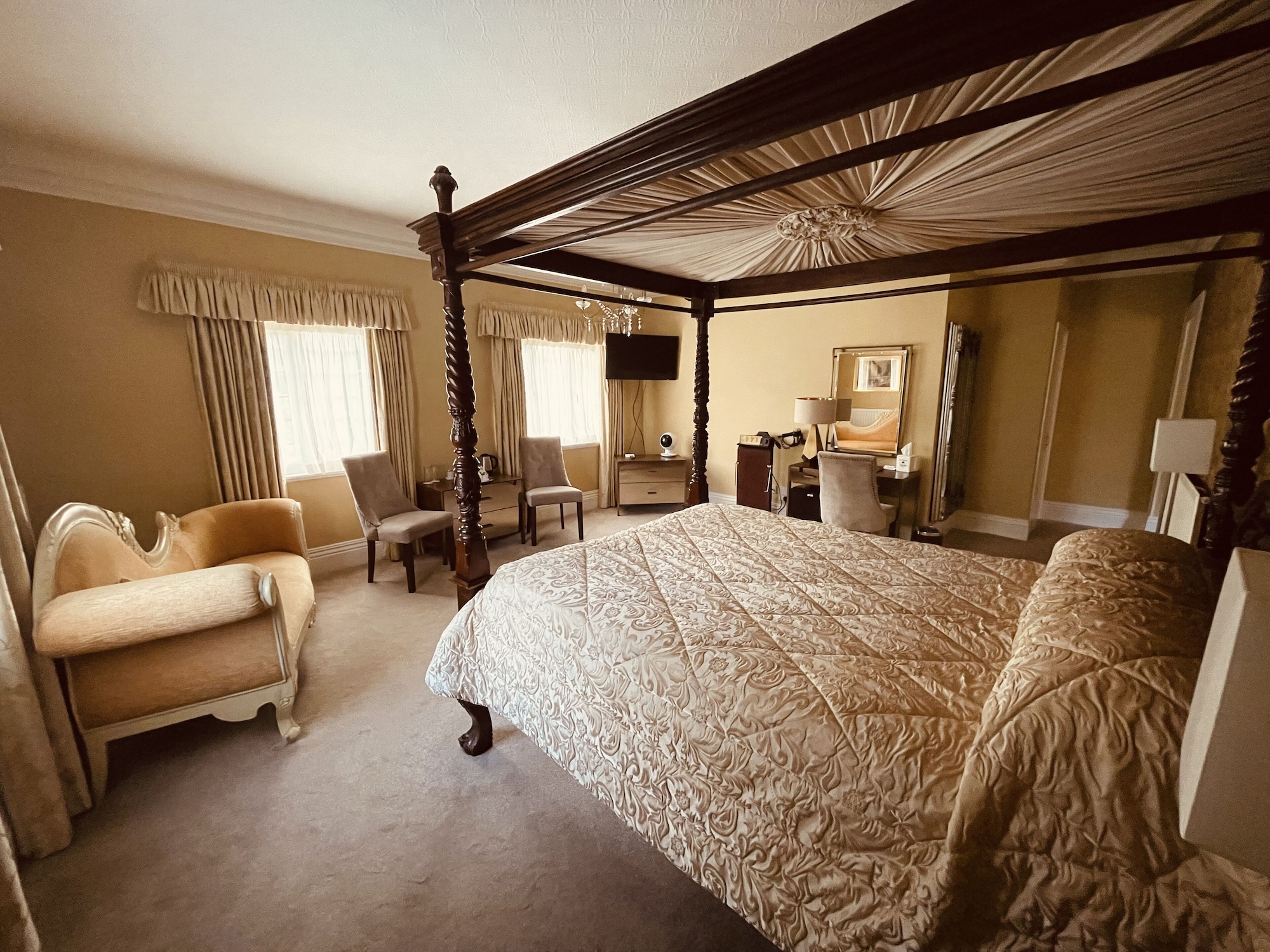 DELUXE, KING BED