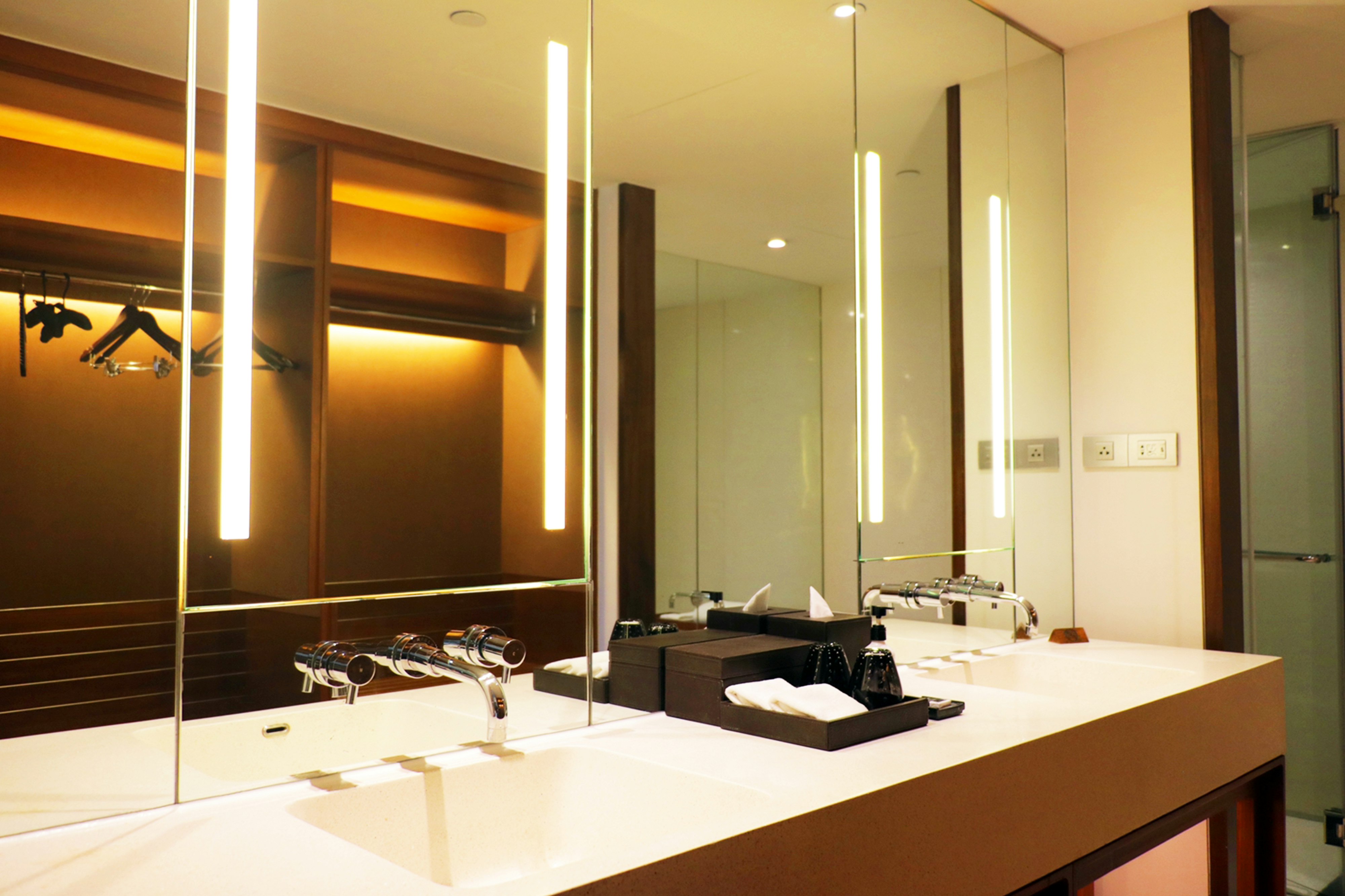 LUXURY, SUITE