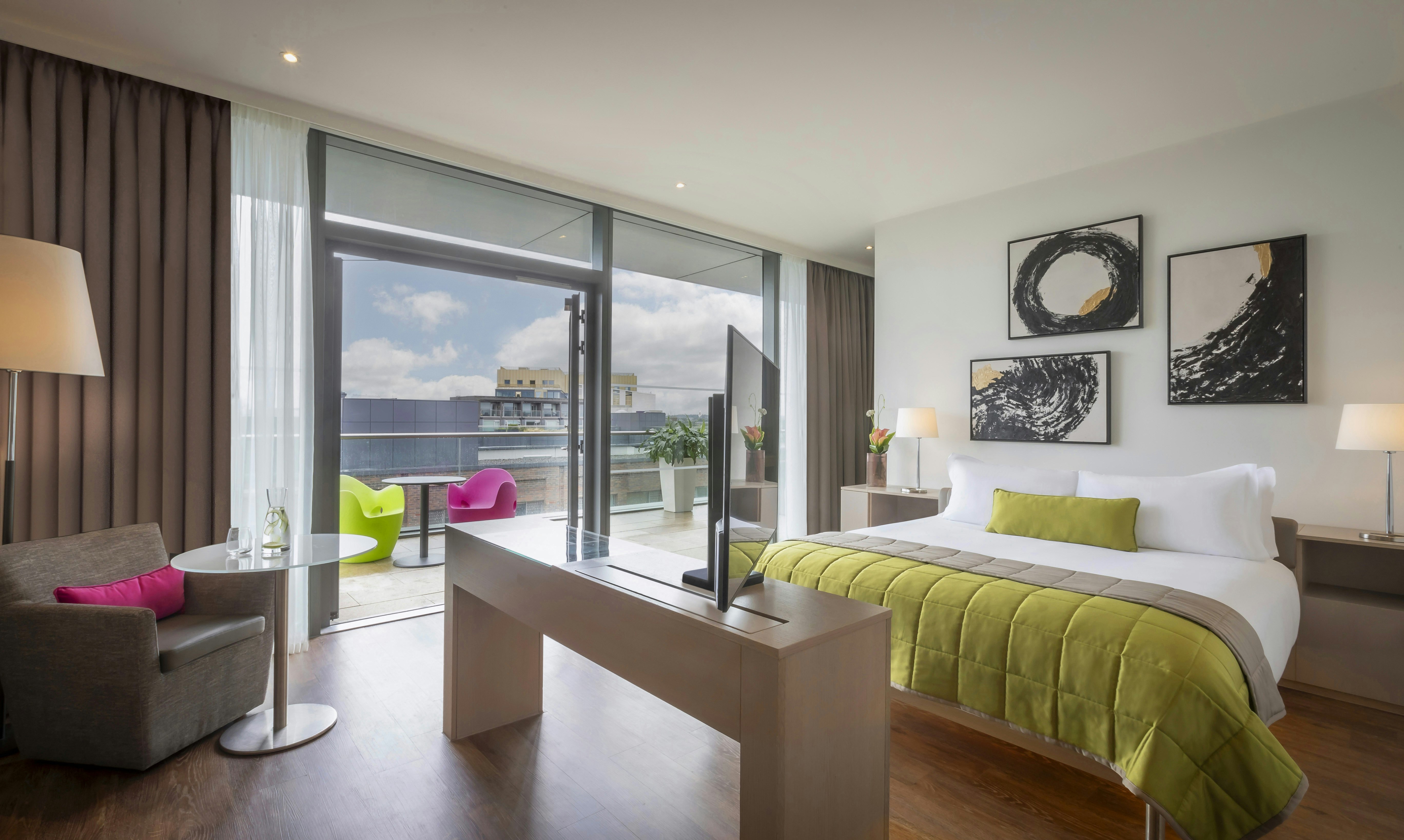 EXECUTIVE, KING BED