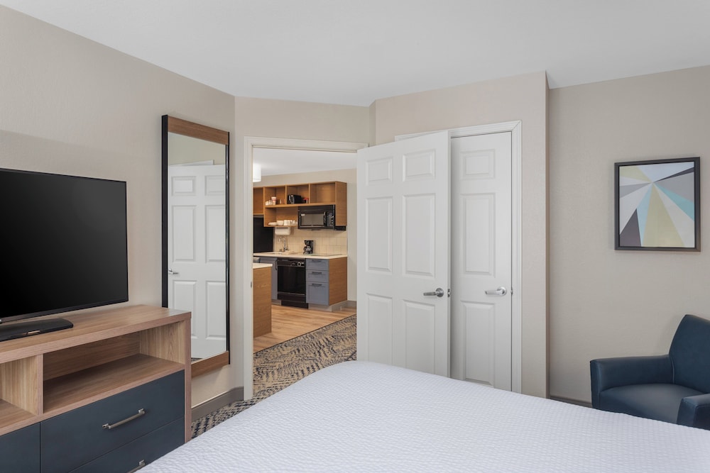 1 Bedroom, Suite, King Bed, Living and Dining Areas, Kitchen