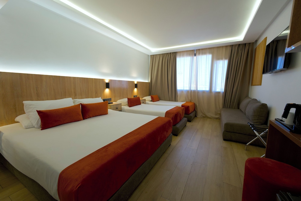 غرفة سوبيريور رباعية بسريرين منفصلين وسرير كوين بإطلالة على الحديقة مع أريكة، Argana Hotel 2/3