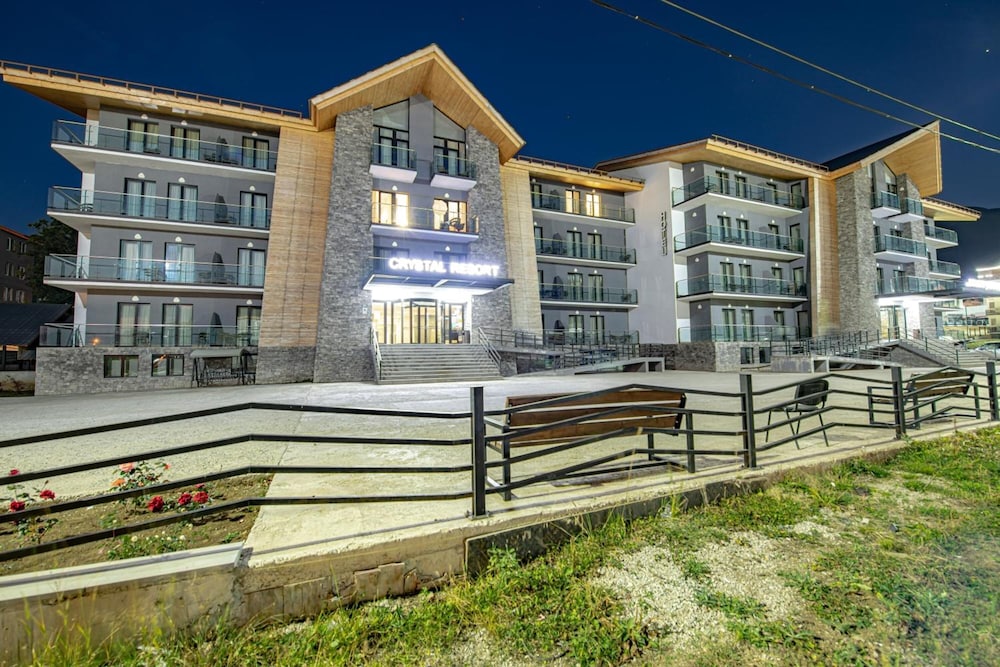 Crystal Resort 4/49