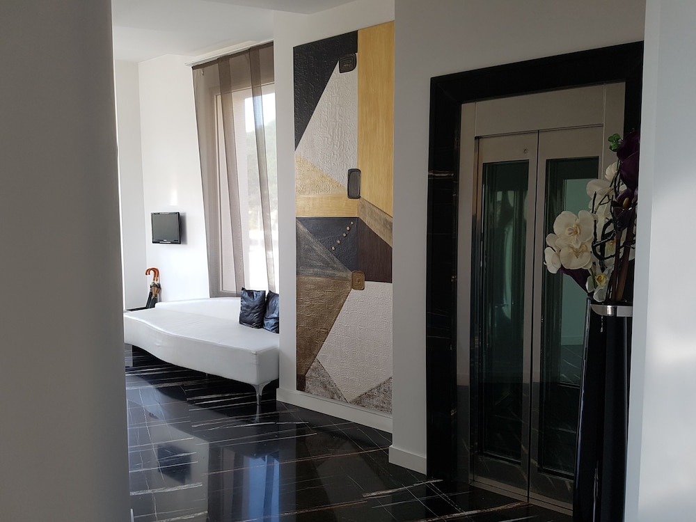Hotel Exclusive 18/84