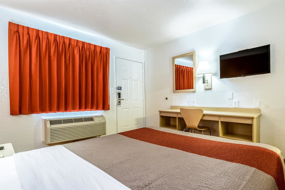 Motel6 Anaheim, CA - Fullerton East 27/59