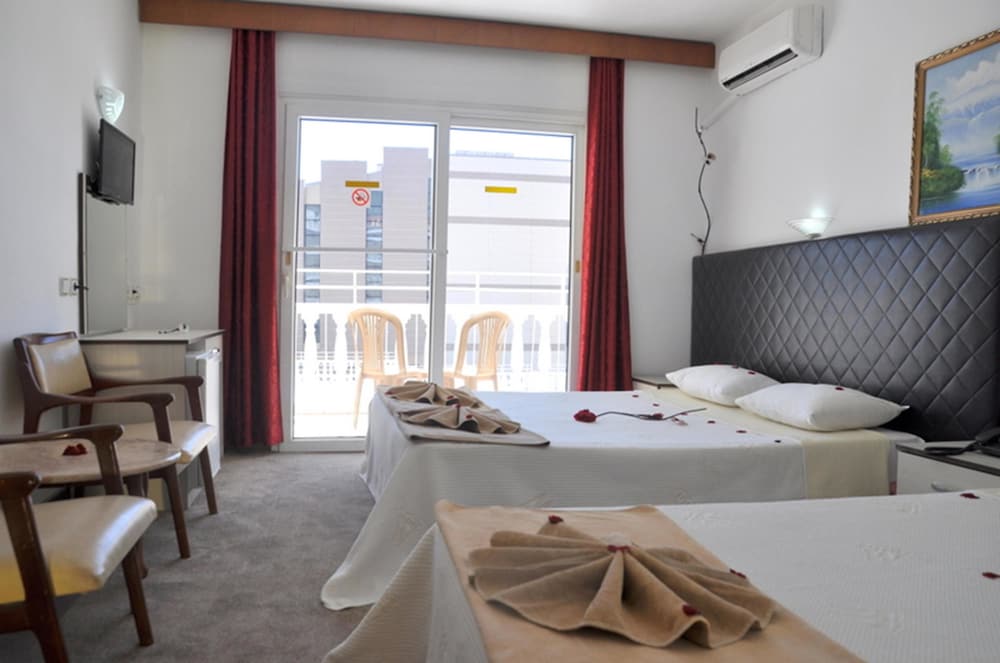 Mustis Royal Plaza Hotel 30/35
