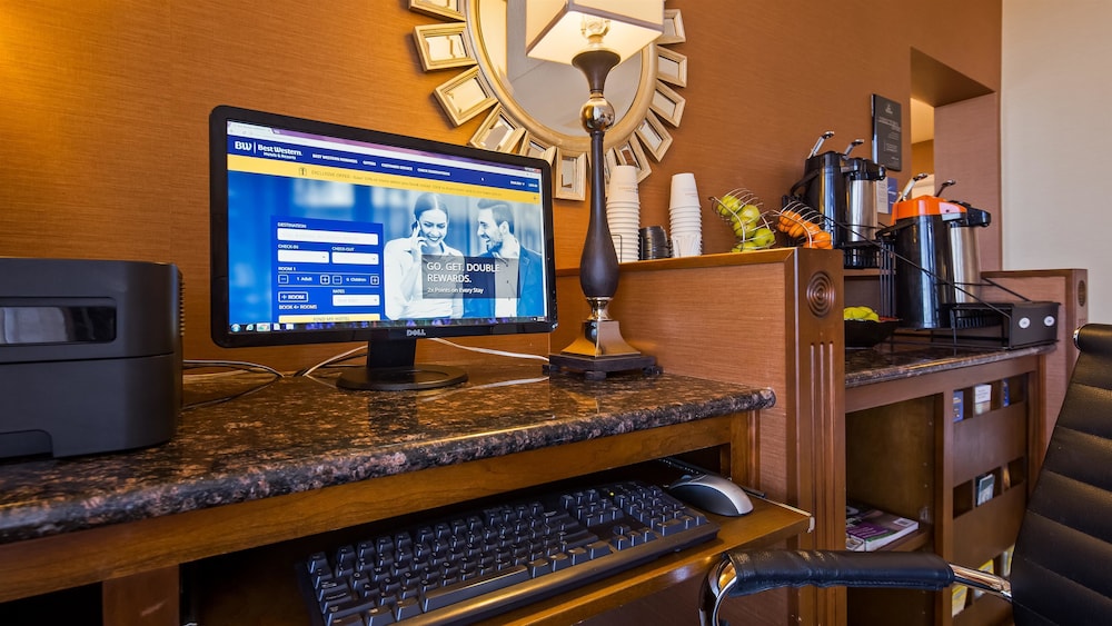 Days Inn by Wyndham Columbia Kentucky 33/52