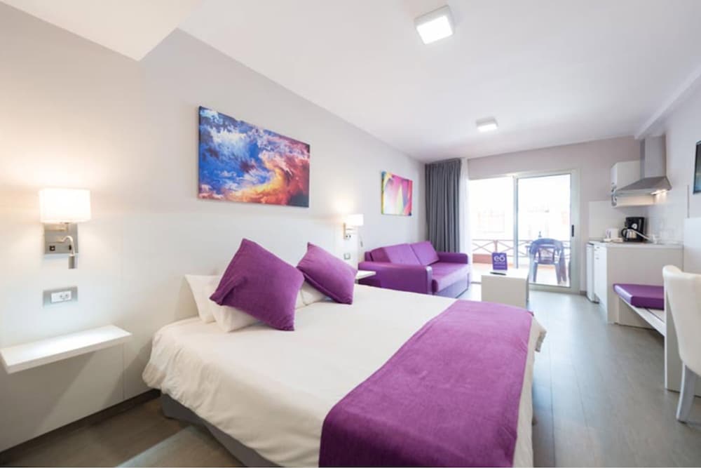 STUDIO, TWIN BEDS, POOL VIEW