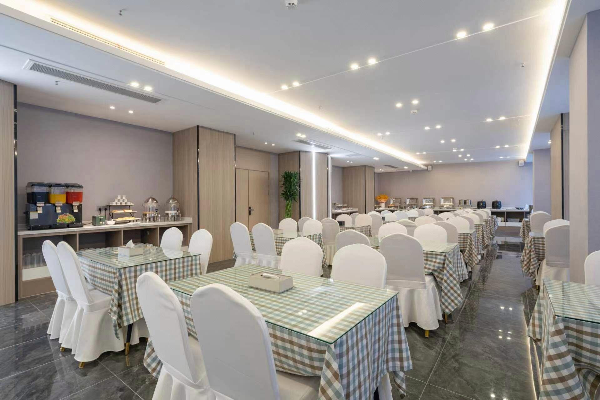 James Joyce Coffetel Hotel (Jinan West Railway Station Convention and Exhibition Center) 38/47