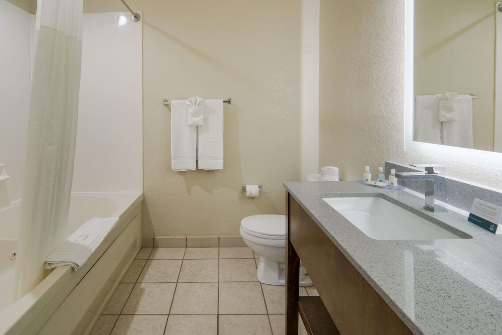 Quality Inn and Suites Roanoke Fort Worth North TX 43/46
