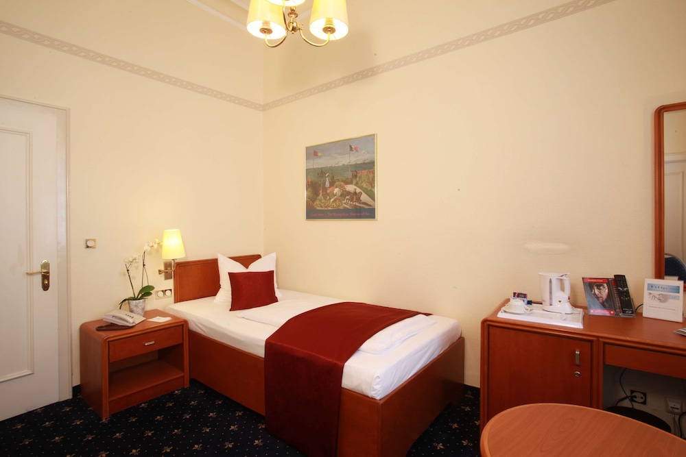 Hotel Monopol 9/63