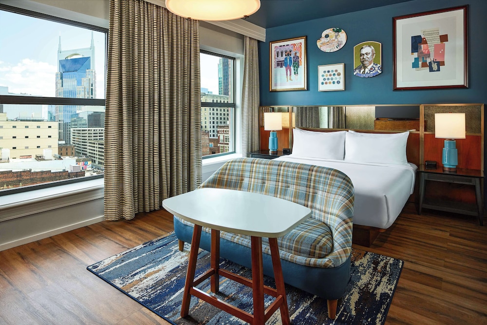 DELUXE, KING BED, ACCESSIBLE