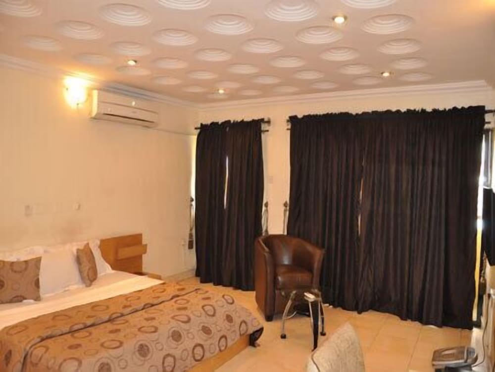 Solitude Hotel Yaba 8/50