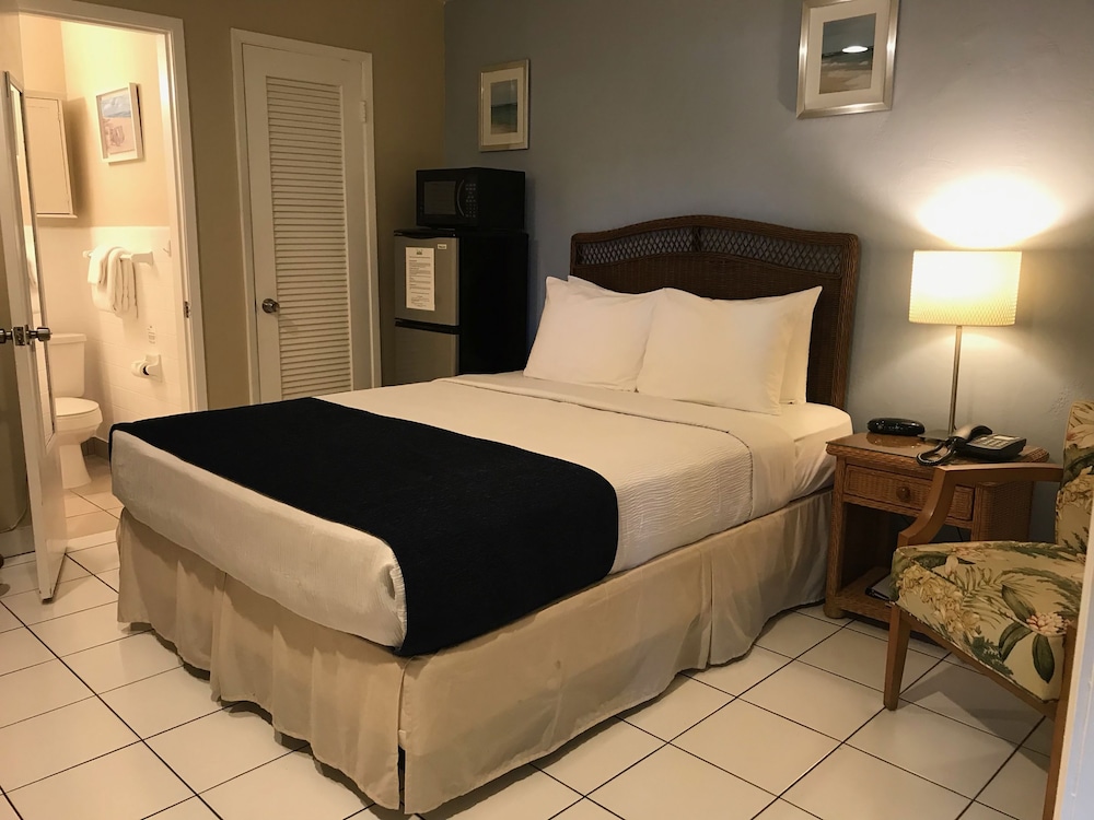 ROOM, QUEEN BED, SMALL