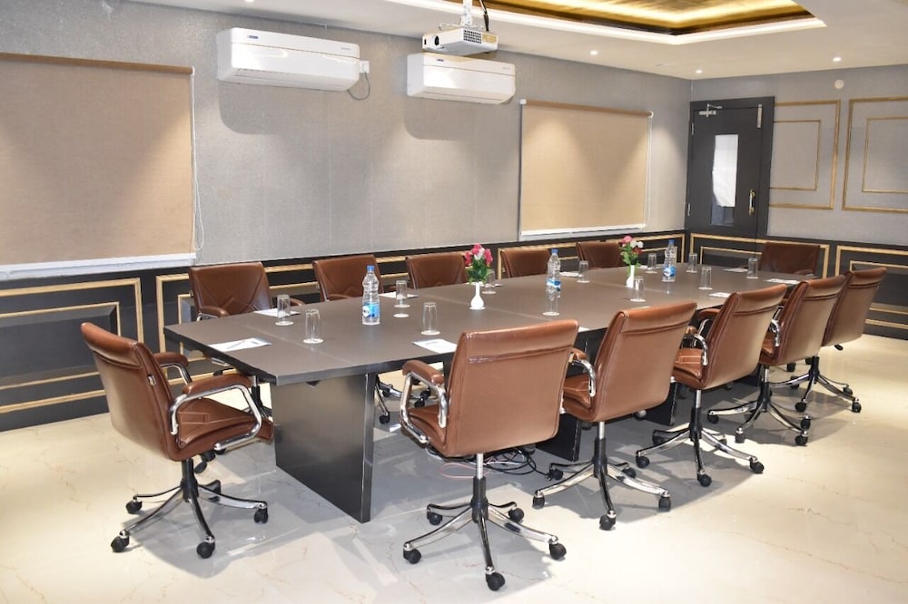 HOTEL RADHIKA REGENCY 38/50