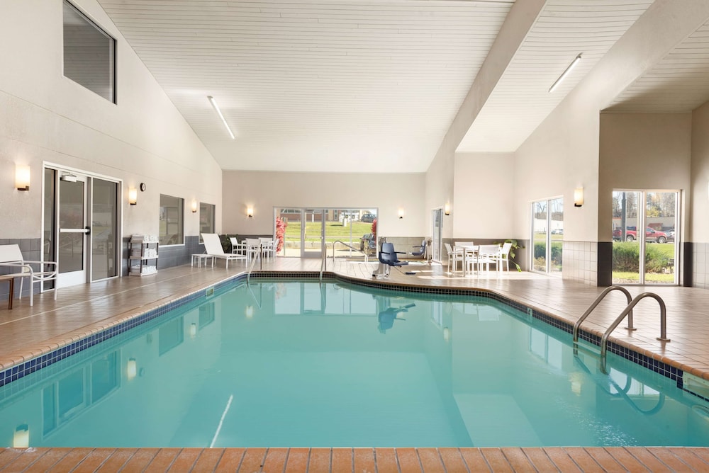Country Inn & Suites by Radisson, Platteville, WI 2/48