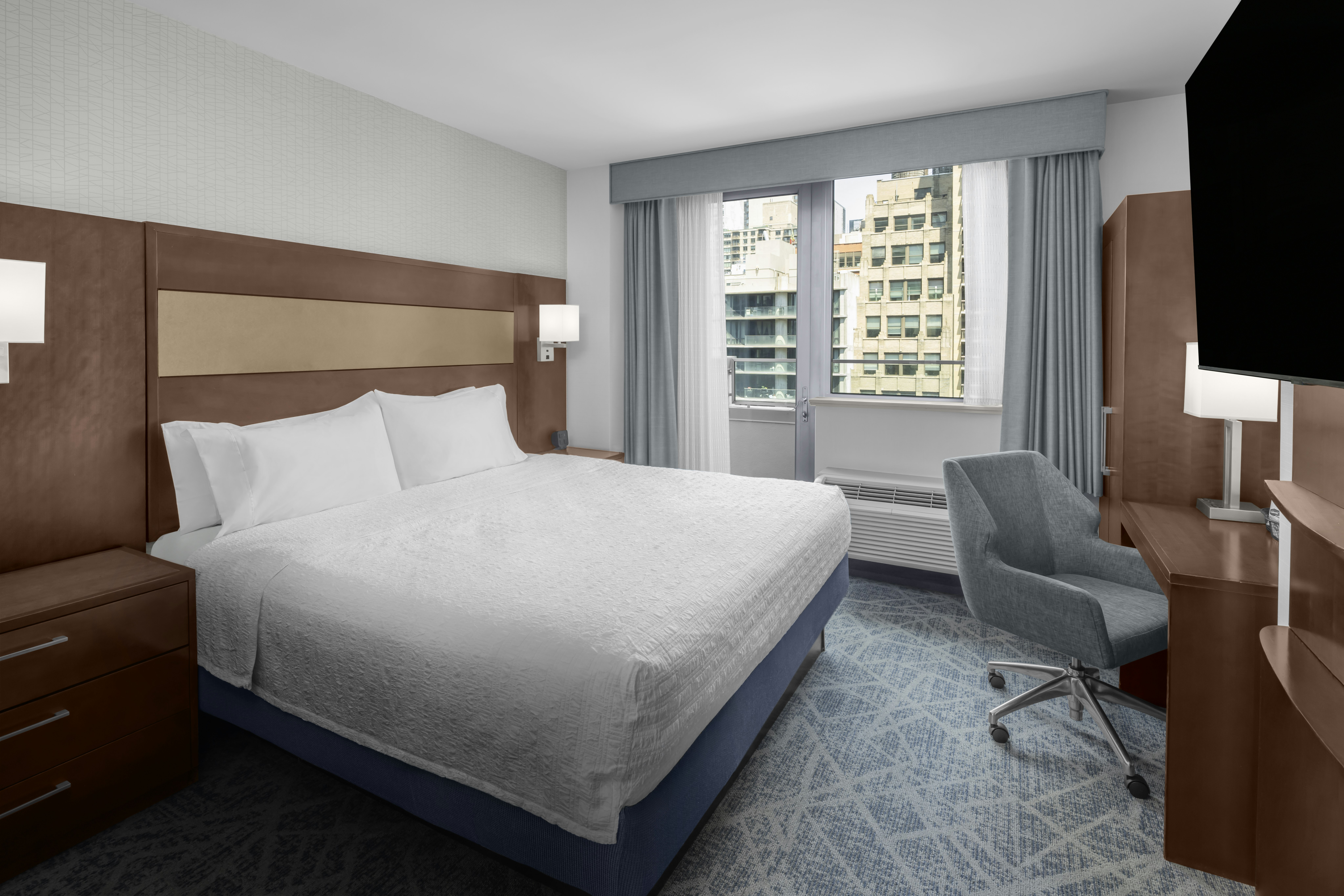 غرفة بسرير كينج بشرفة، Hampton Inn Manhattan Grand Central 5/8