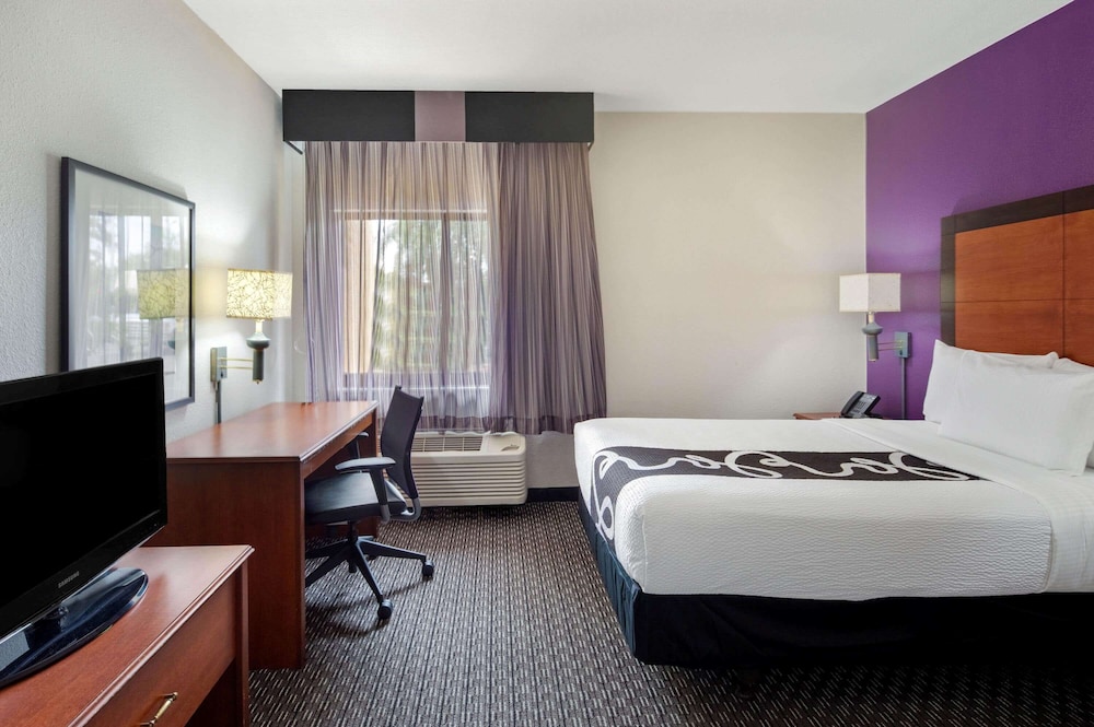 La Quinta Inn & Suites by Wyndham Miami Airport East 25/52