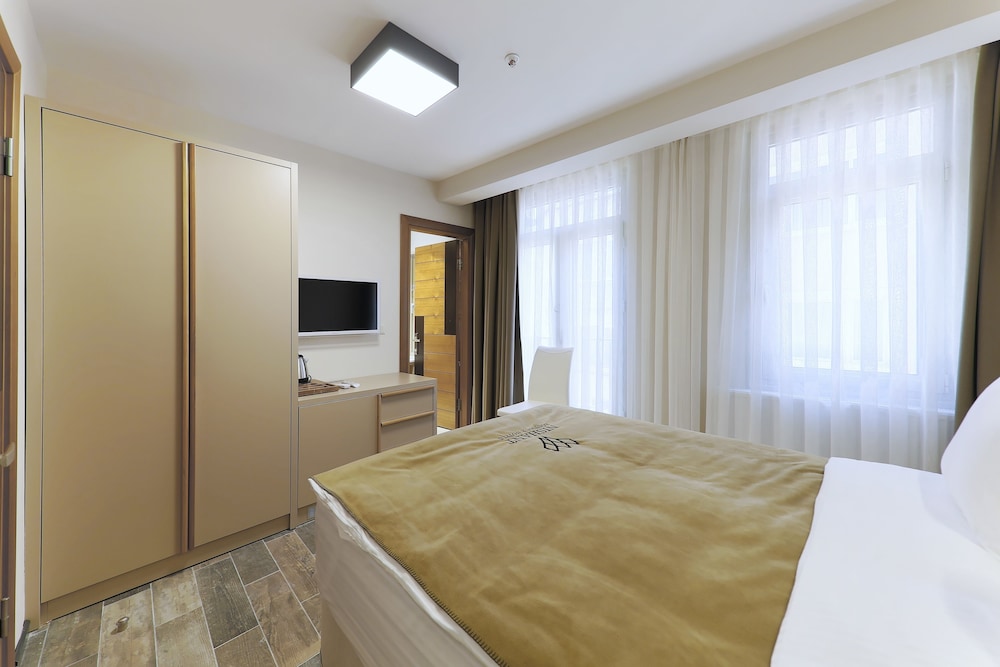 ECONOMY, GROUND FLOOR