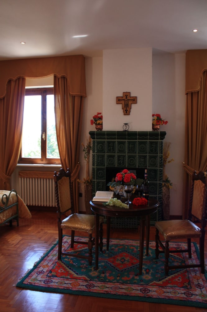 Villa Sant' Uberto Country Inn 40/65
