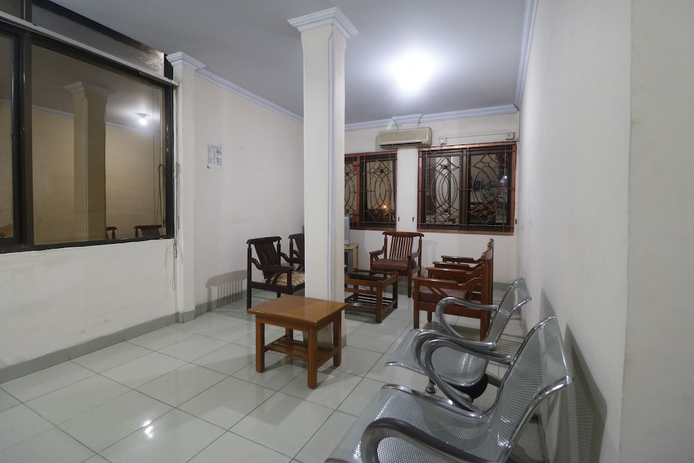 RedDoorz Plus near WTC Batanghari Mall 23/27