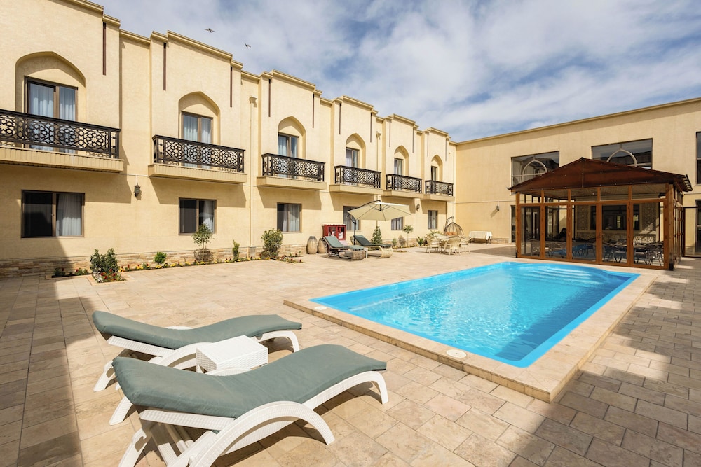 Khan Hotel 39/48