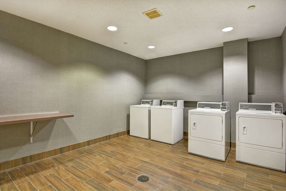 Hampton Inn Suites Newark Harrison Riverwalk 9/60