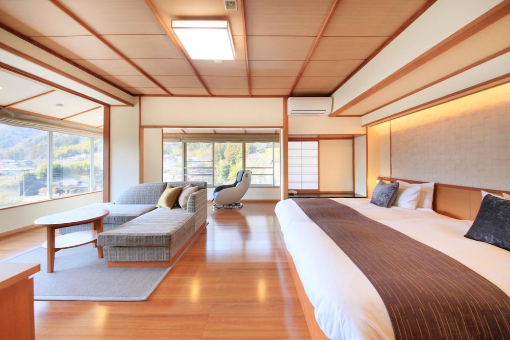 Shimobe Hotel 8/67