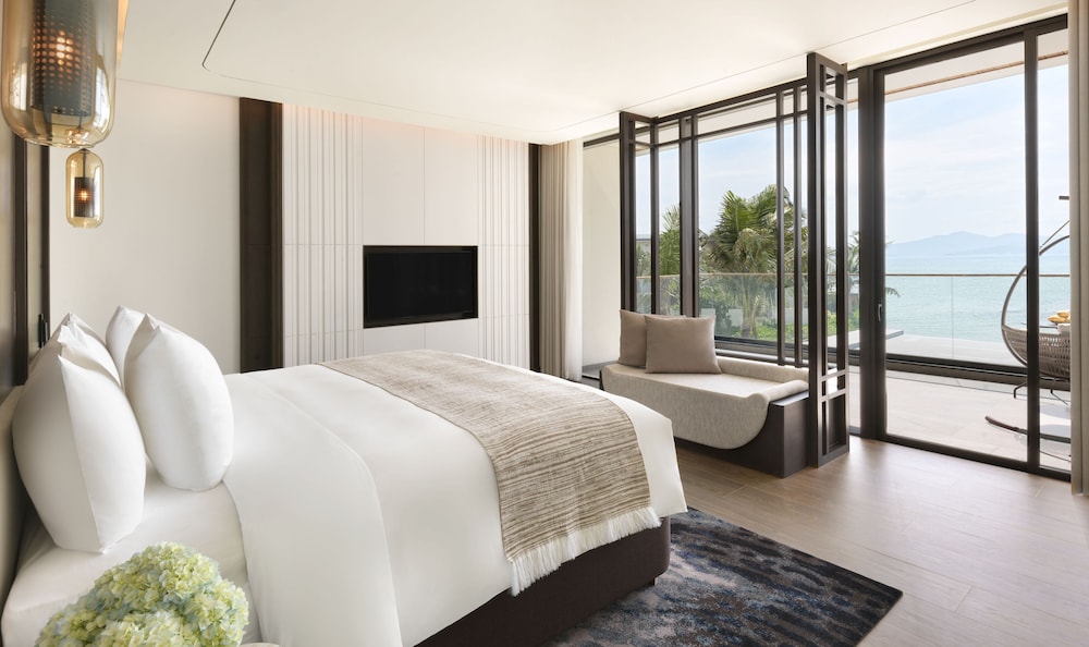 COASTAL, SUITE