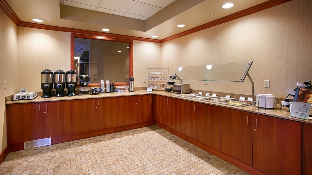 Best Western Golden Prairie Inn & Suites 5/38