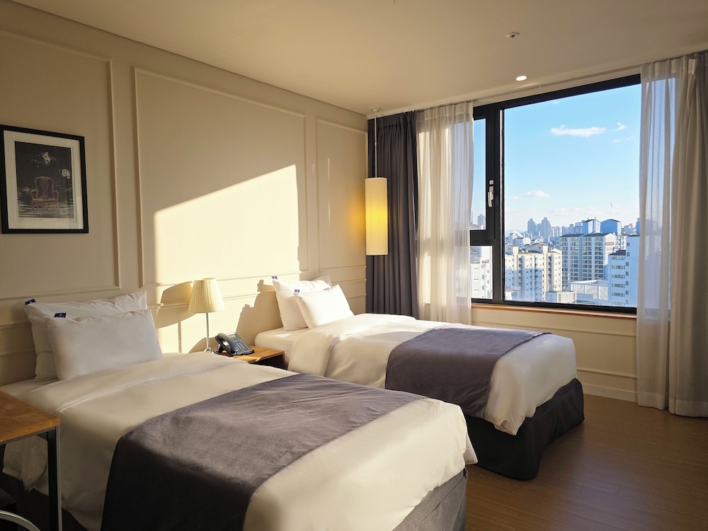 DELUXE, TWIN BEDS, CITY VIEW