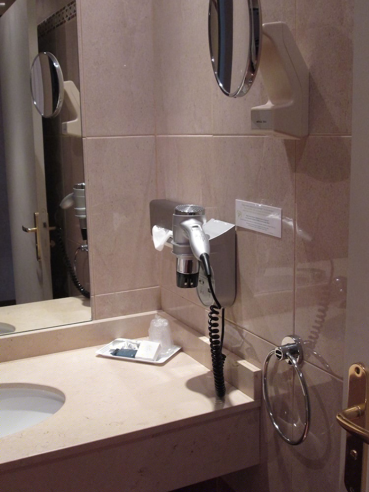 Ariane Hotel 16/40