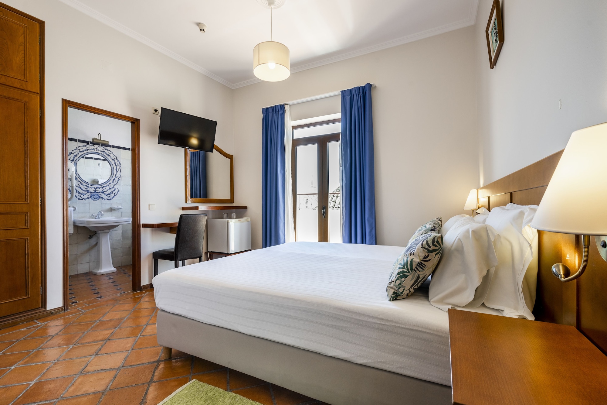 ROOM, DOUBLE OR TWIN BED, BALCONY